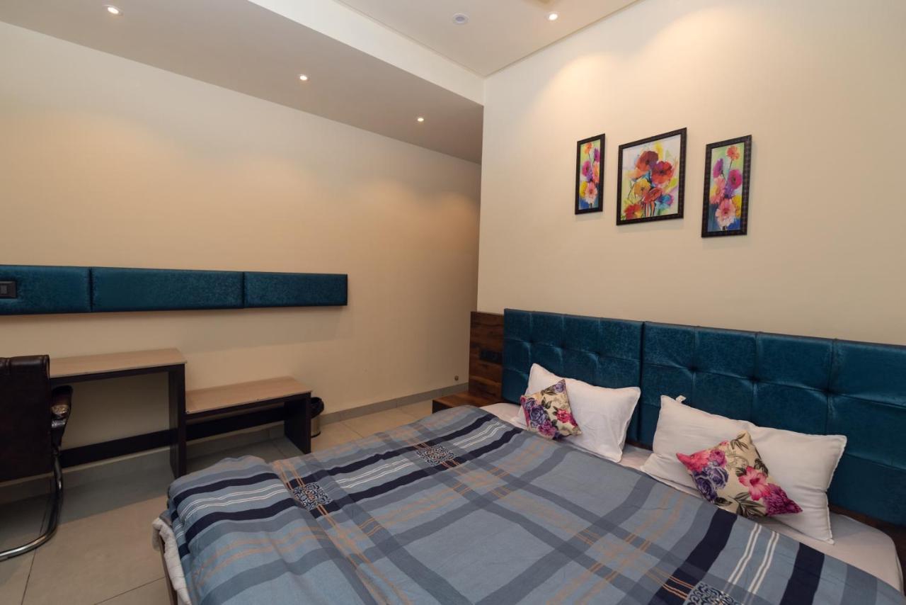 Hotel Luxuria Ludhiana Dış mekan fotoğraf
