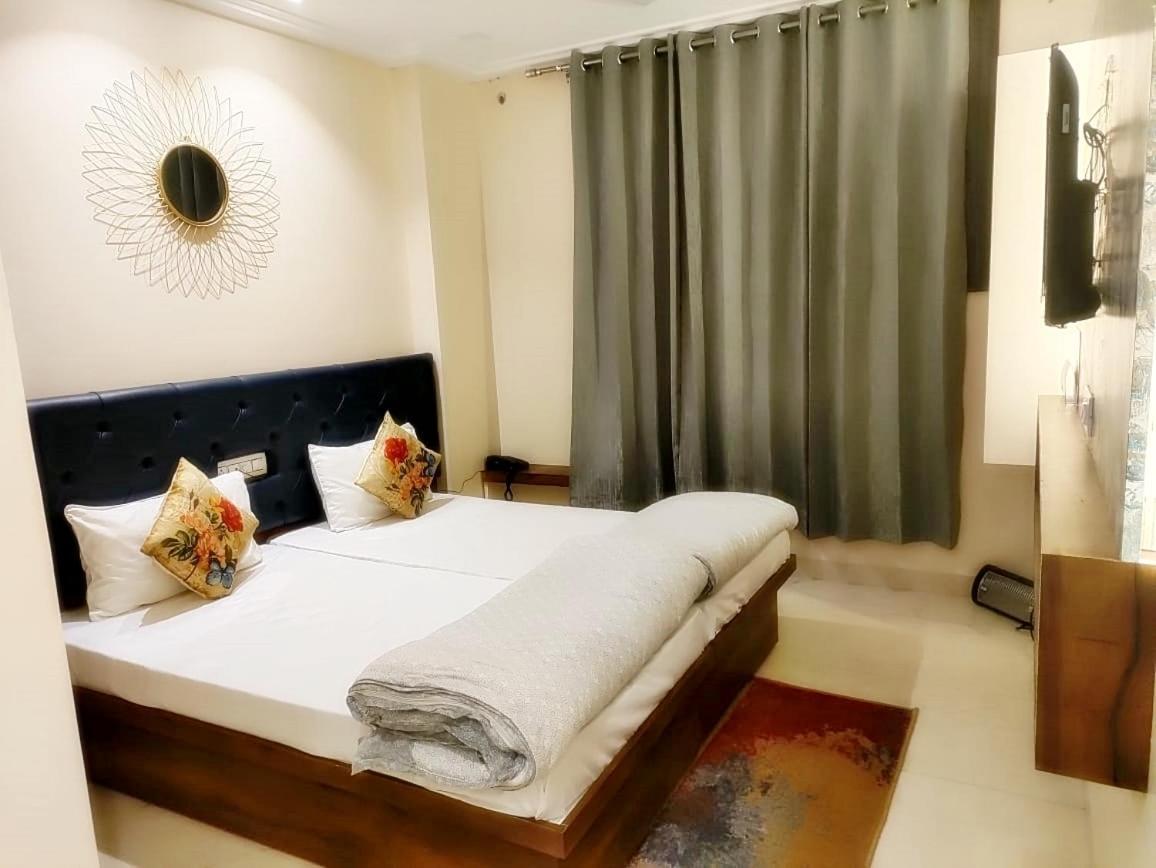Hotel Luxuria Ludhiana Dış mekan fotoğraf